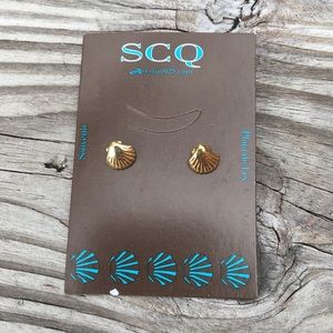 .925 Acertijo Seashell Gold Tone Stud Earrings
